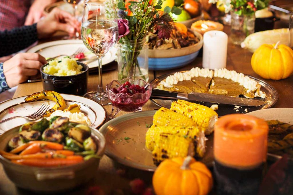 Celebración de Thanksgiving en Estados Unidos con comida tradicional y reunión familiar.