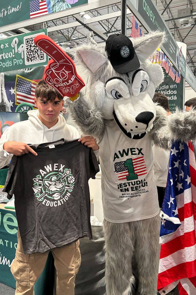 Ambiente de la feria educativa AULA 2024 con Awex Education