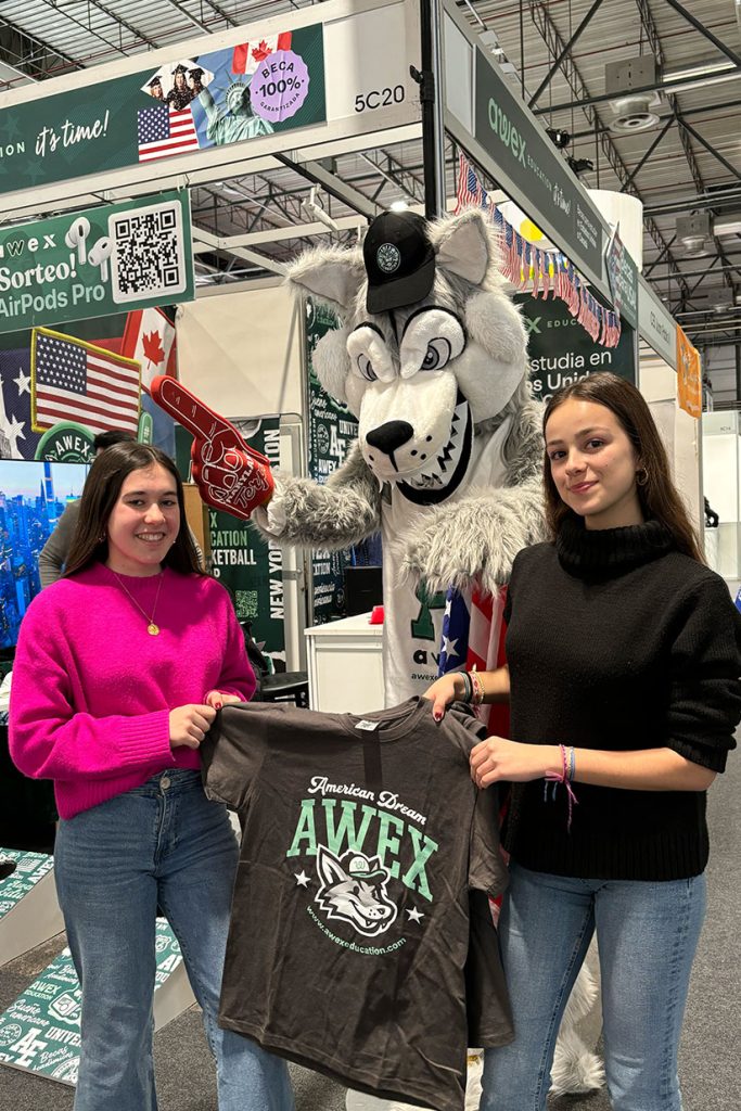 Ambiente de la feria educativa AULA 2024 con Awex Education