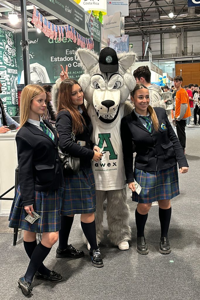 Ambiente de la feria educativa AULA 2024 con Awex Education