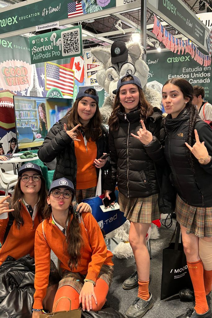 Ambiente de la feria educativa AULA 2024 con Awex Education