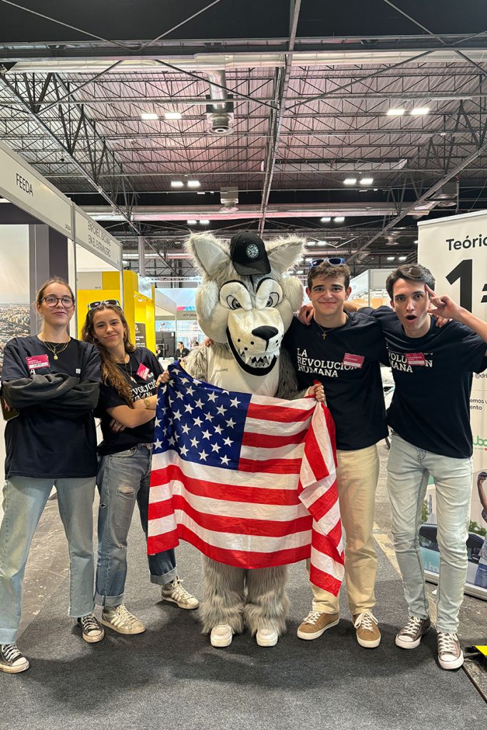 Ambiente de la feria educativa AULA 2024 con Awex Education