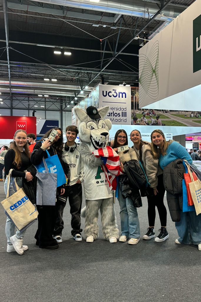 Ambiente de la feria educativa AULA 2024 con Awex Education