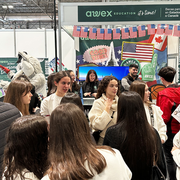 Estudiantes visitando el stand de Awex Education en AULA 2024