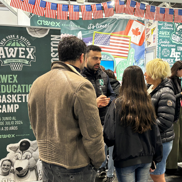 Equipo de Awex Education atendiendo a familias en AULA 2024
