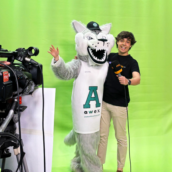 Ambiente de la feria educativa AULA 2024 con Awex Education