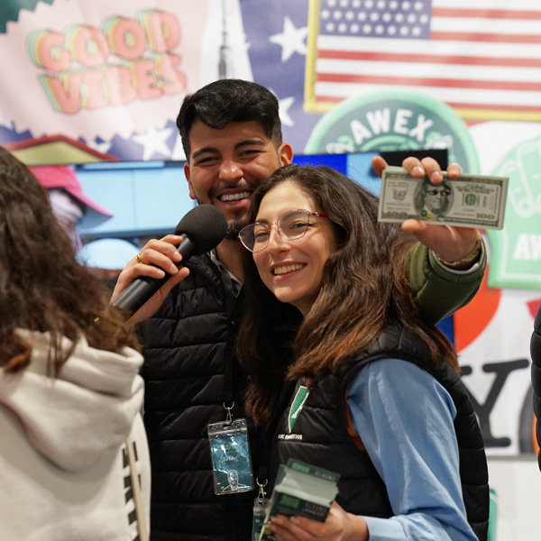 Ambiente de la feria educativa AULA 2024 con Awex Education