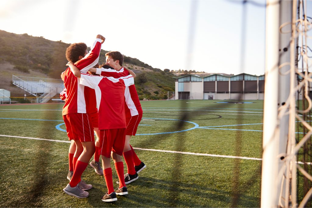 Estudiantes haciendo deportes y actividades extracurriculares en USA y Canadá