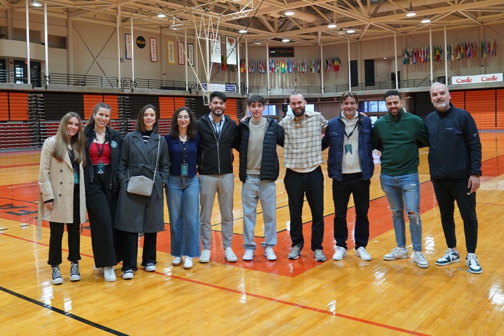 El equipo de Awex Education junto a un estudiante en la Buffalo State University, apoyando a jóvenes que estudian en universidades de EE.UU.