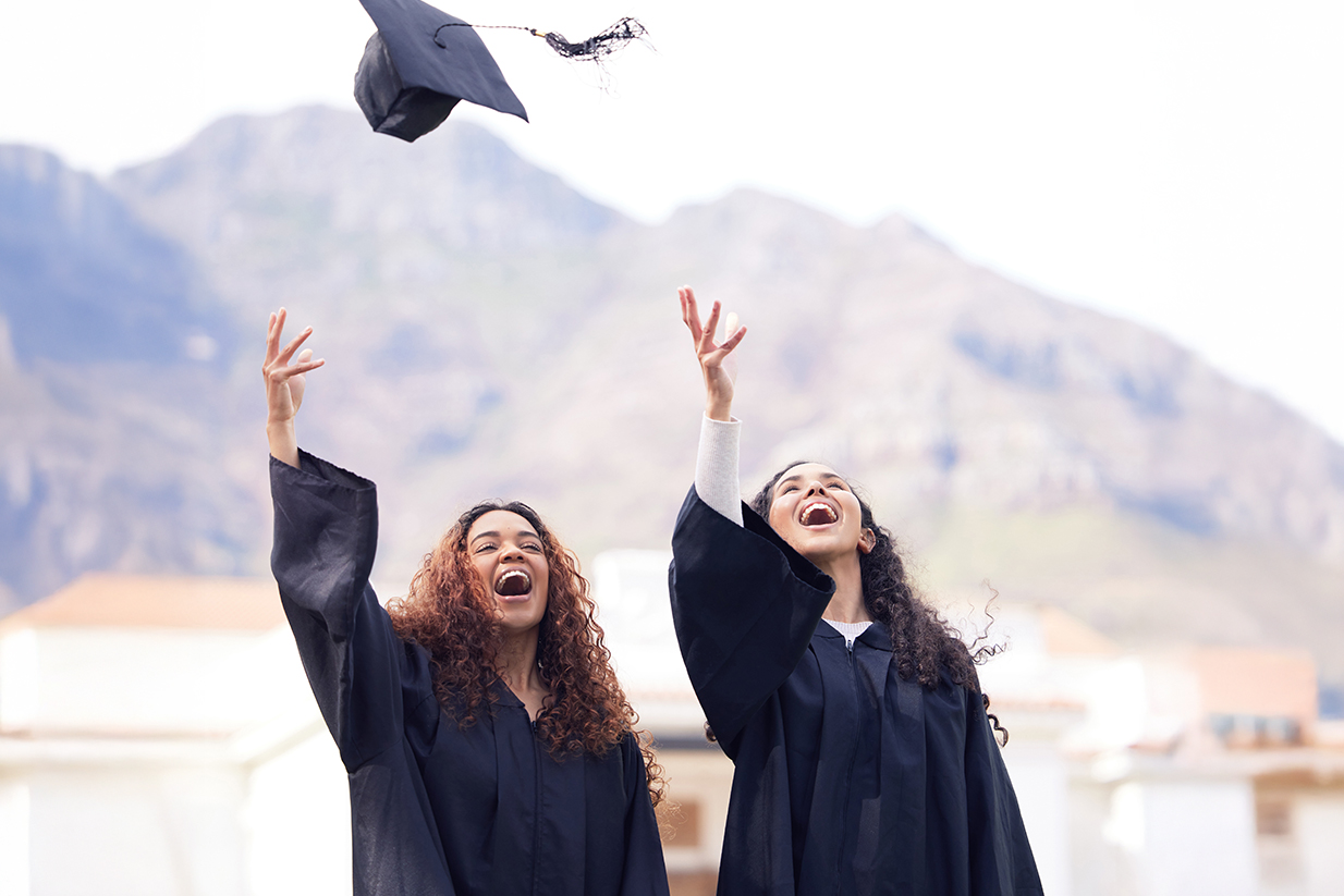 Estudiantes internacionales celebrando su graduación en Estados Unidos o Canadá.