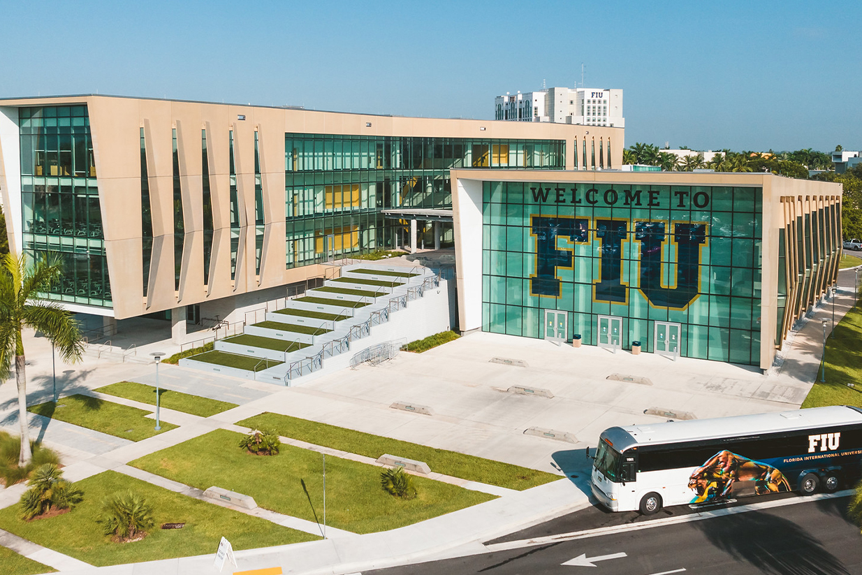 Vista panorámica del campus de Florida International University, una de las universidades más reconocidas para estudiantes internacionales en EE.UU.