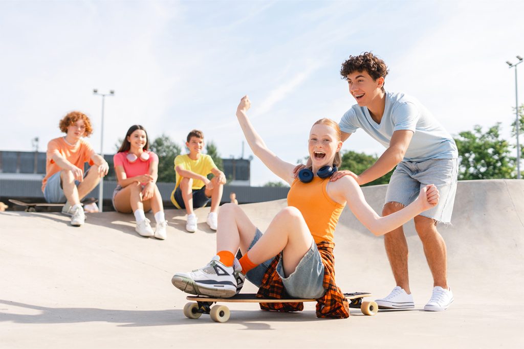 Grupo de estudiantes internacionales compartiendo tiempo libre en un skate park en Canadá.