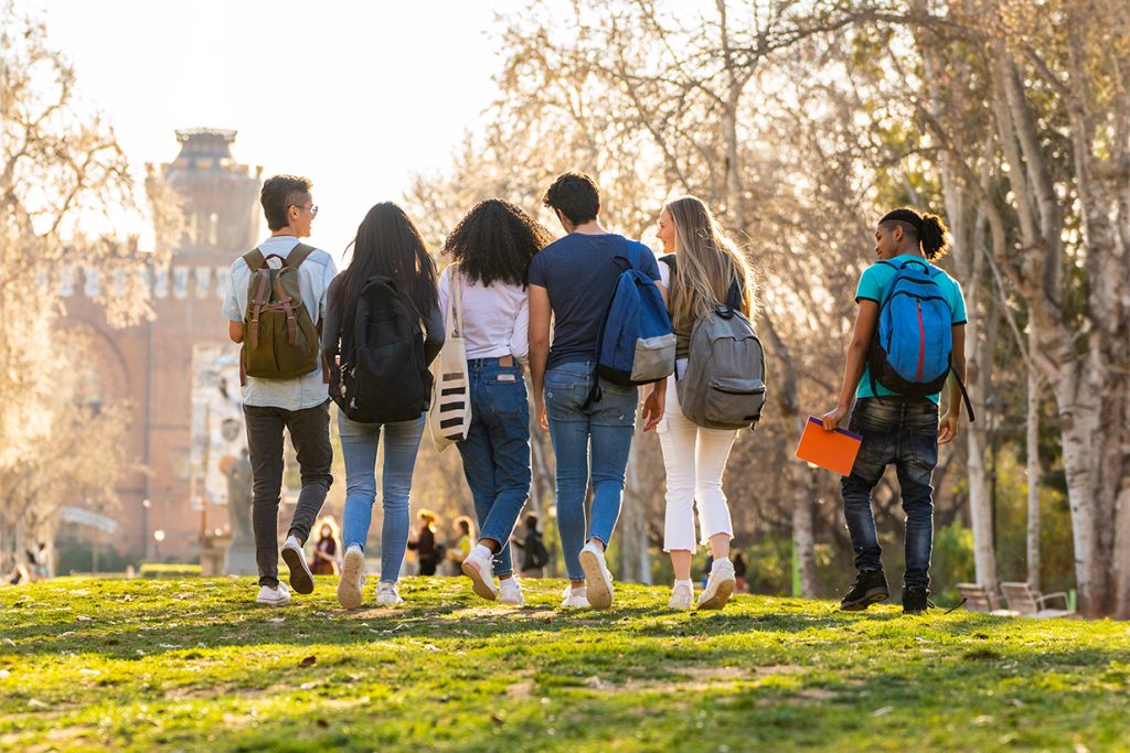 Grupo de estudiantes internacionales en el campus universitario en EE. UU. o Canadá