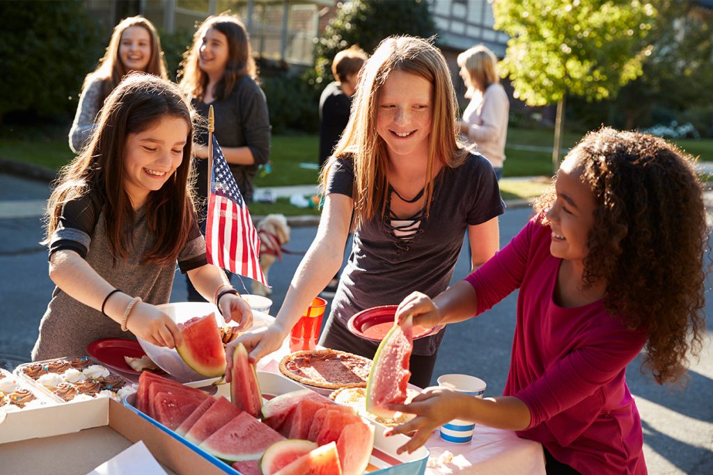 Estudiantes disfrutando de un picnic al aire libre en el campus de un High School en Estados Unidos.