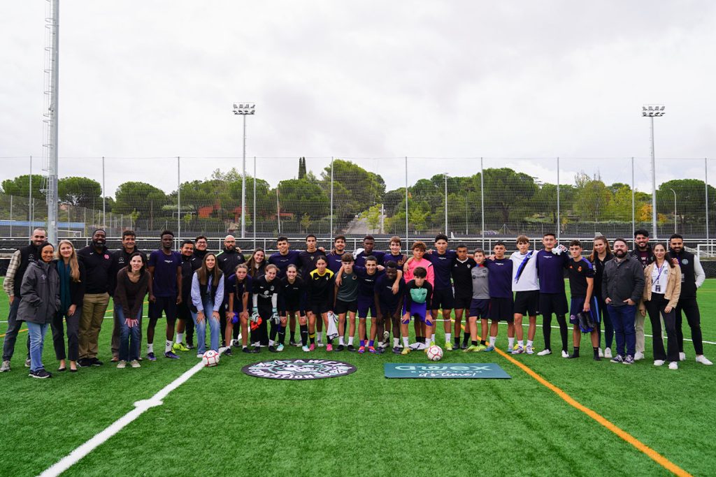 Estudiantes en la tecnificación de fútbol del American Dream by Awex Education.