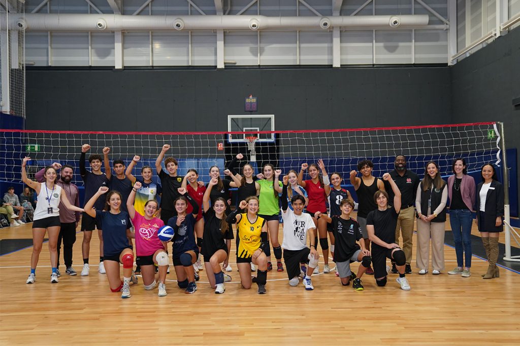 Estudiantes participando en la tecnificación de voleibol del American Dream by Awex Education