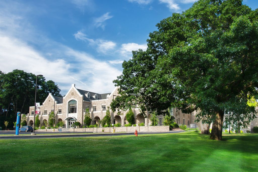 Campus de una boarding school en Canadá con instalaciones académicas y deportivas