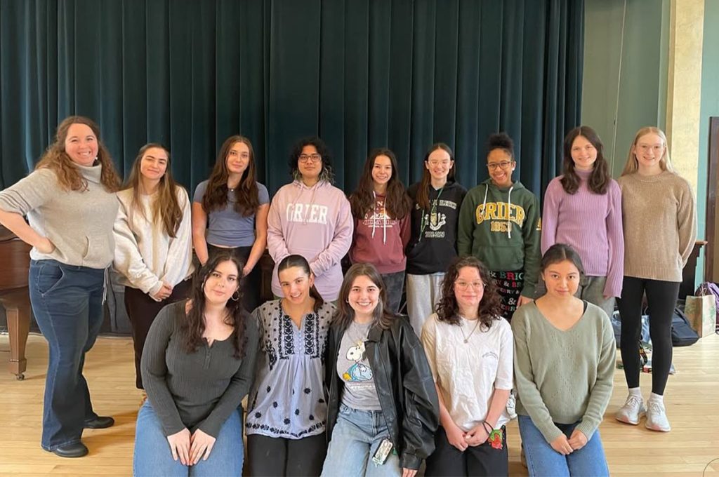Estudiante de Awex Education en Estados Unidos junto a compañeras de baile en boarding school