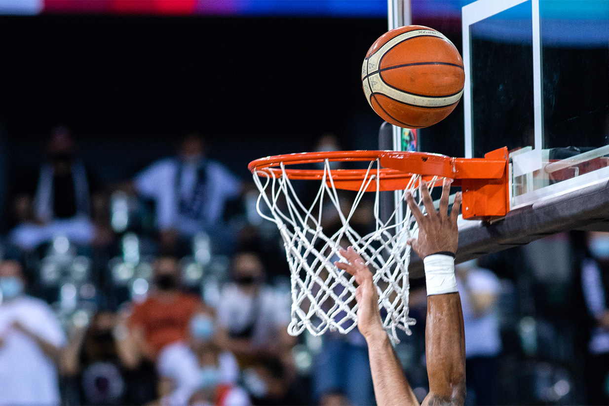 Un instante decisivo: un joven atleta encesta y persigue su sueño de estudiar en el extranjero gracias a una beca deportiva en Estados Unidos o Canadá.