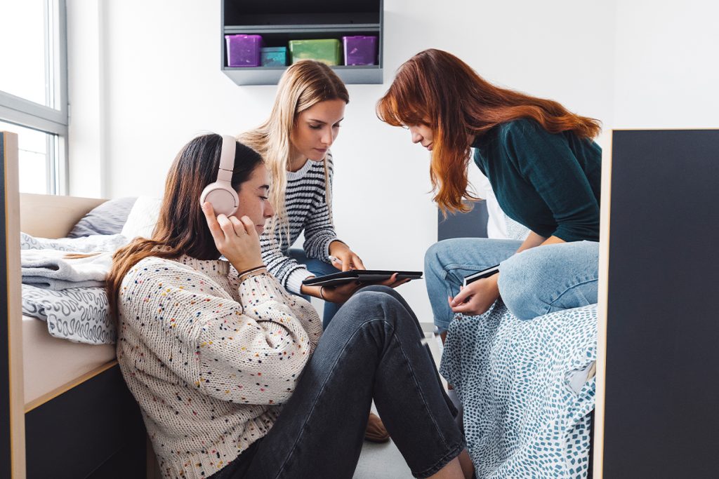 Vivir con familia anfitriona o en residencia estudiantil durante un año escolar