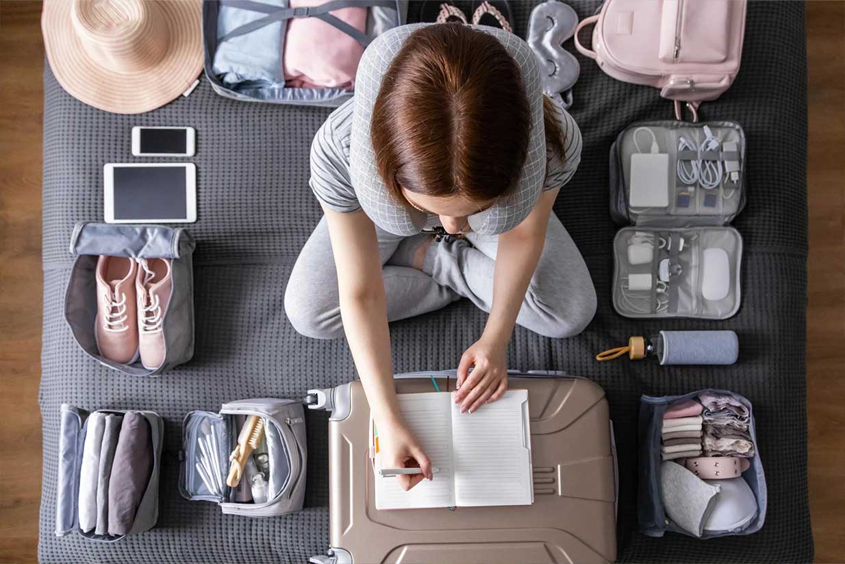 Estudiantes internacionales preparándose para viajar a Estados Unidos.