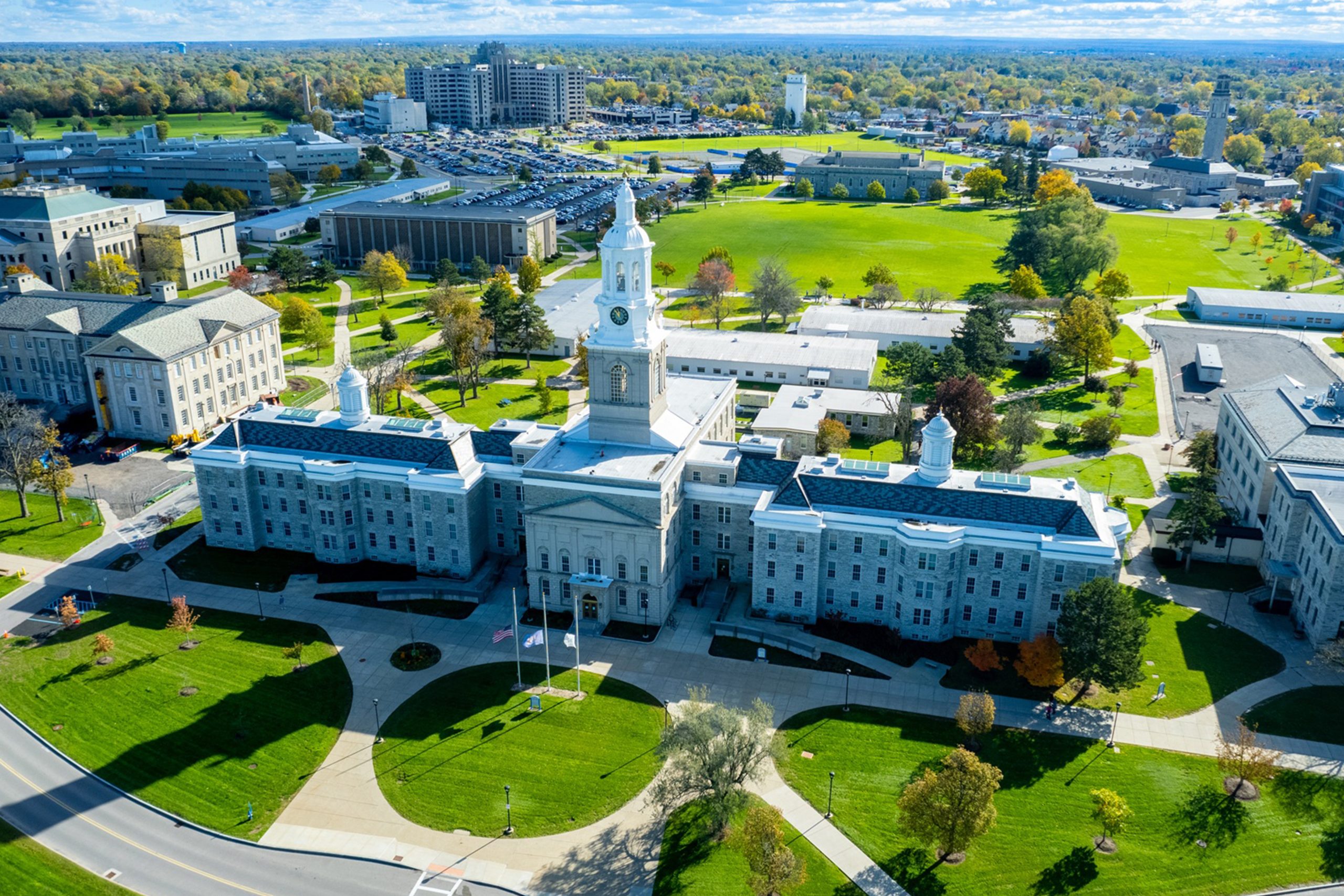 Estudiantes internacionales en un campus universitario de Estados Unidos buscando opciones asequibles para estudiar en 2027