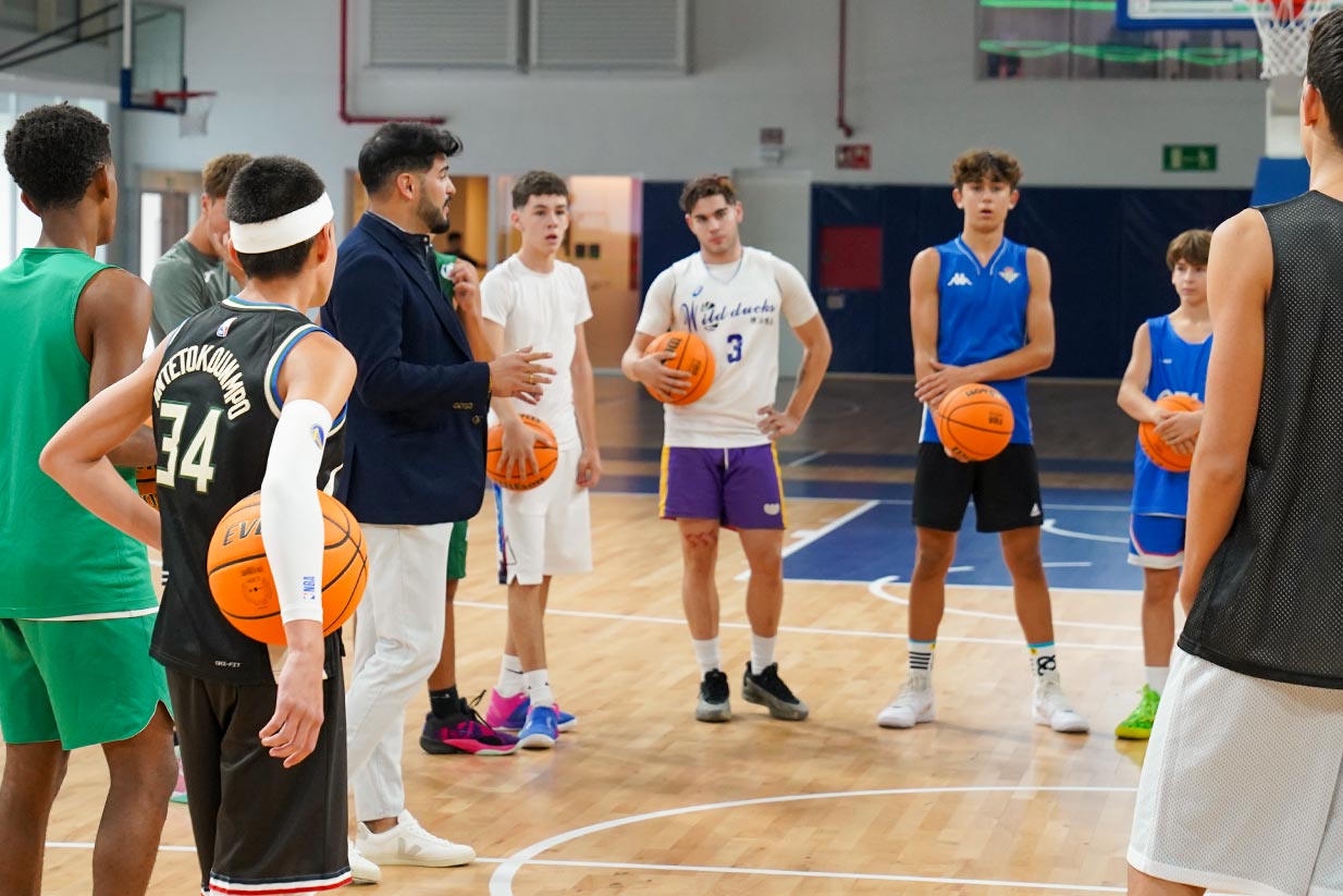 Estudiantes participando en eventos de reclutamiento deportivo internacional con universidades y colegios